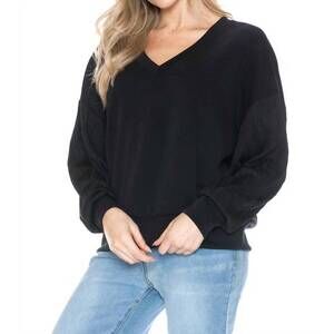 NEW ARIELLA v-neck top with contrast sleeve in black